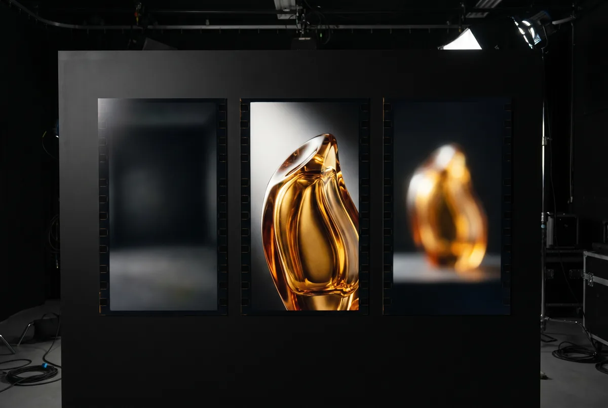 Beauty-Produkt-Showcase: Amber-Flaschen in studio-warmem Licht inszeniert.