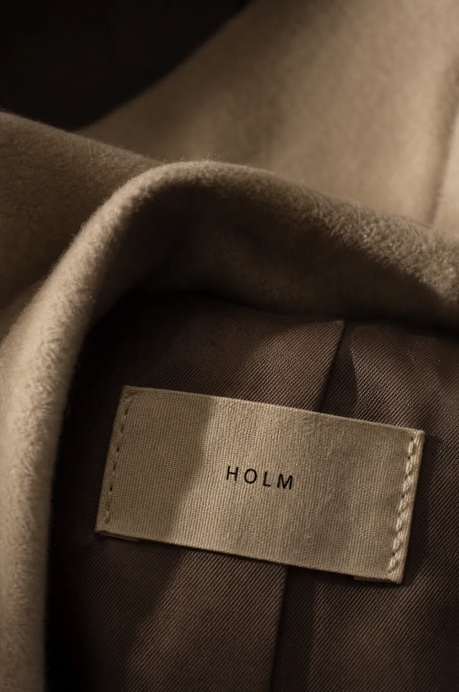 Detailaufnahme des HOLM-Etiketts auf Stoff
