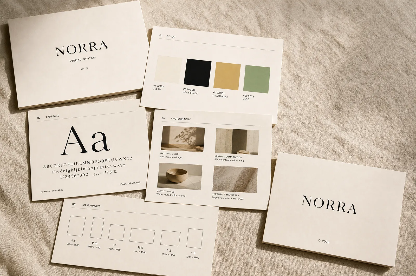 Ausgebreitete Markenunterlagen von NORRA mit Farben, Schrift und Bildern